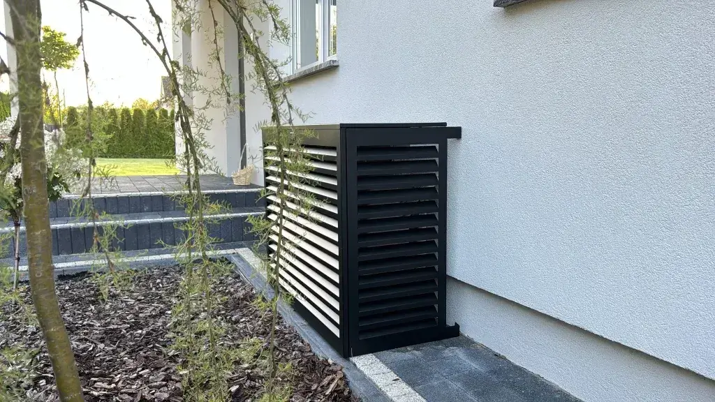 Osłona pompy ciepła w czarnym kolorze